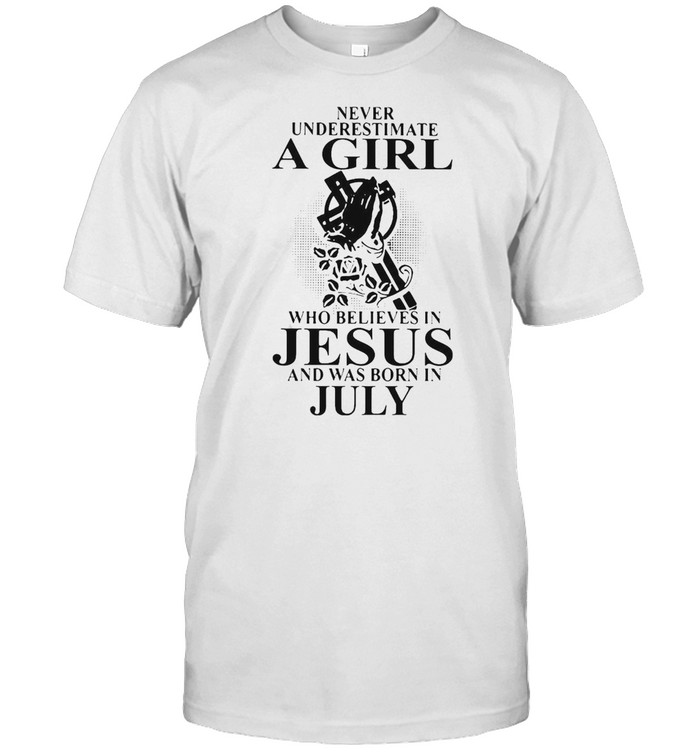 Never Underestimate A Girl Who Believes In Jesus And Was Born In July T-shirt Classic Men's T-shirt