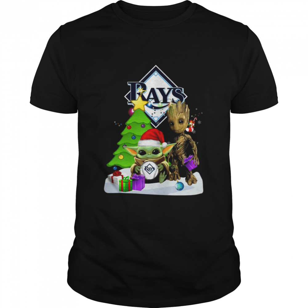 santa Bigfoot and Baby Yoda hug Tampa Bay Rays Snow Christmas Tree shirt Classic Men's T-shirt