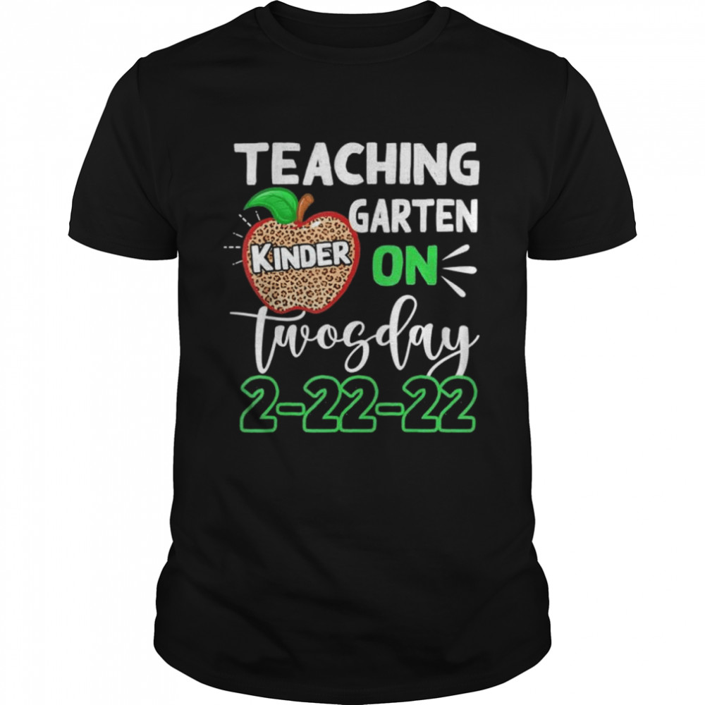 Leopard Teaching Kindergarten On Twosday 2 22 22 Teacher shirt Classic Men's T-shirt