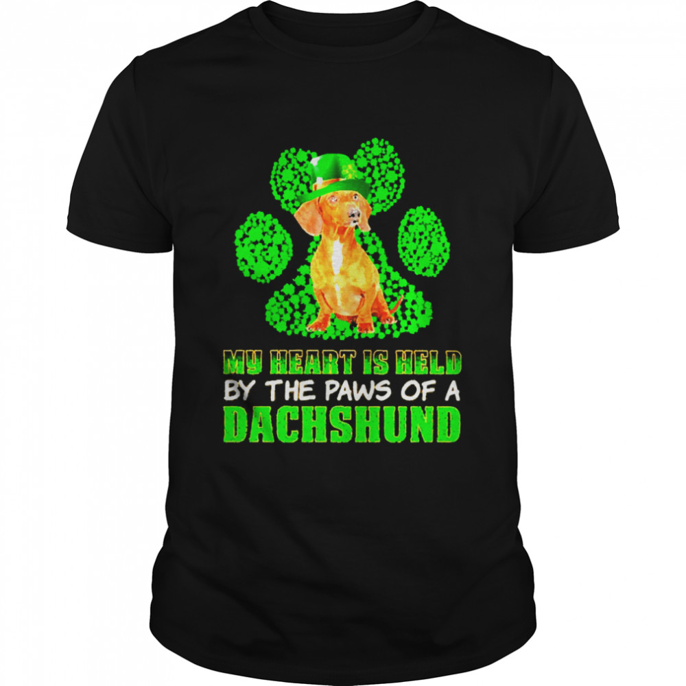 St Patrick’s Day My Heart Is Held By The Paws Of A Red Dachshund  Classic Men's T-shirt