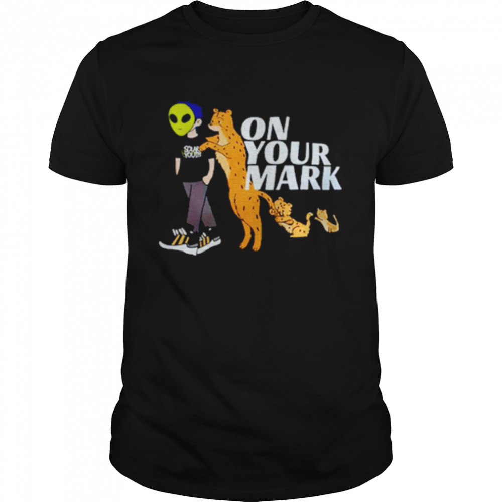 Alien And Panther On Your Mark  Classic Men's T-shirt
